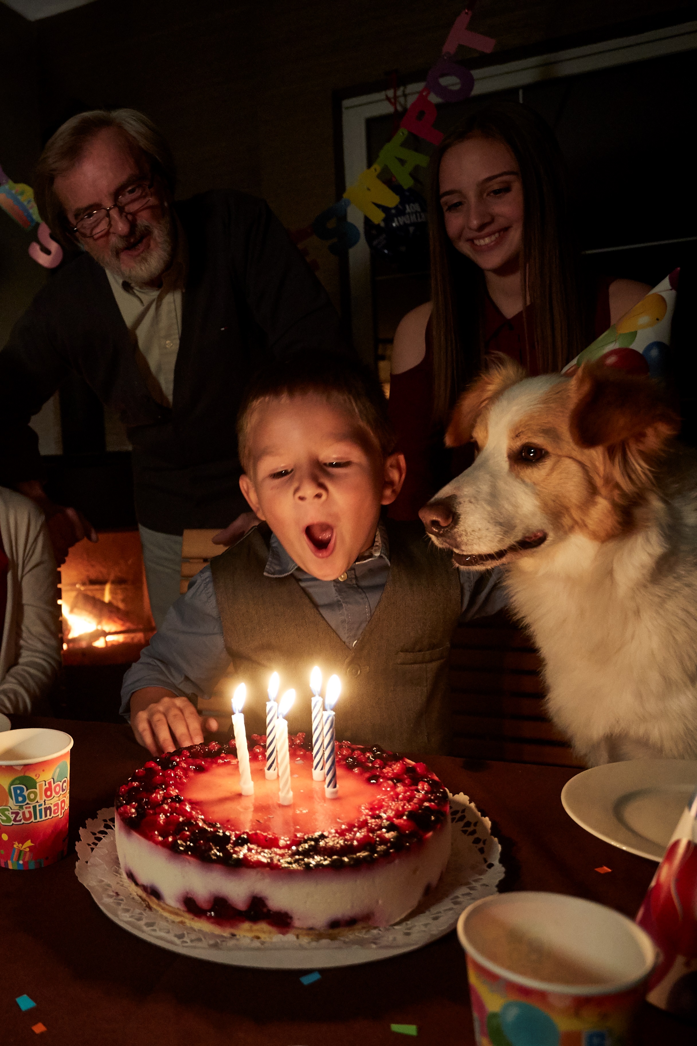 Fotó, amelyen egy család ünnepli egy kisfiú szülinapját
